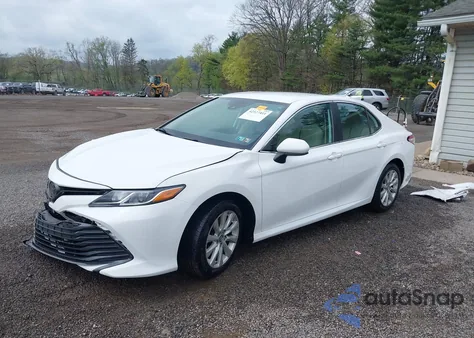 2019 Toyota Camry Le z USA, uszkodzony, nr VIN 4T1B11HK8KU819721
